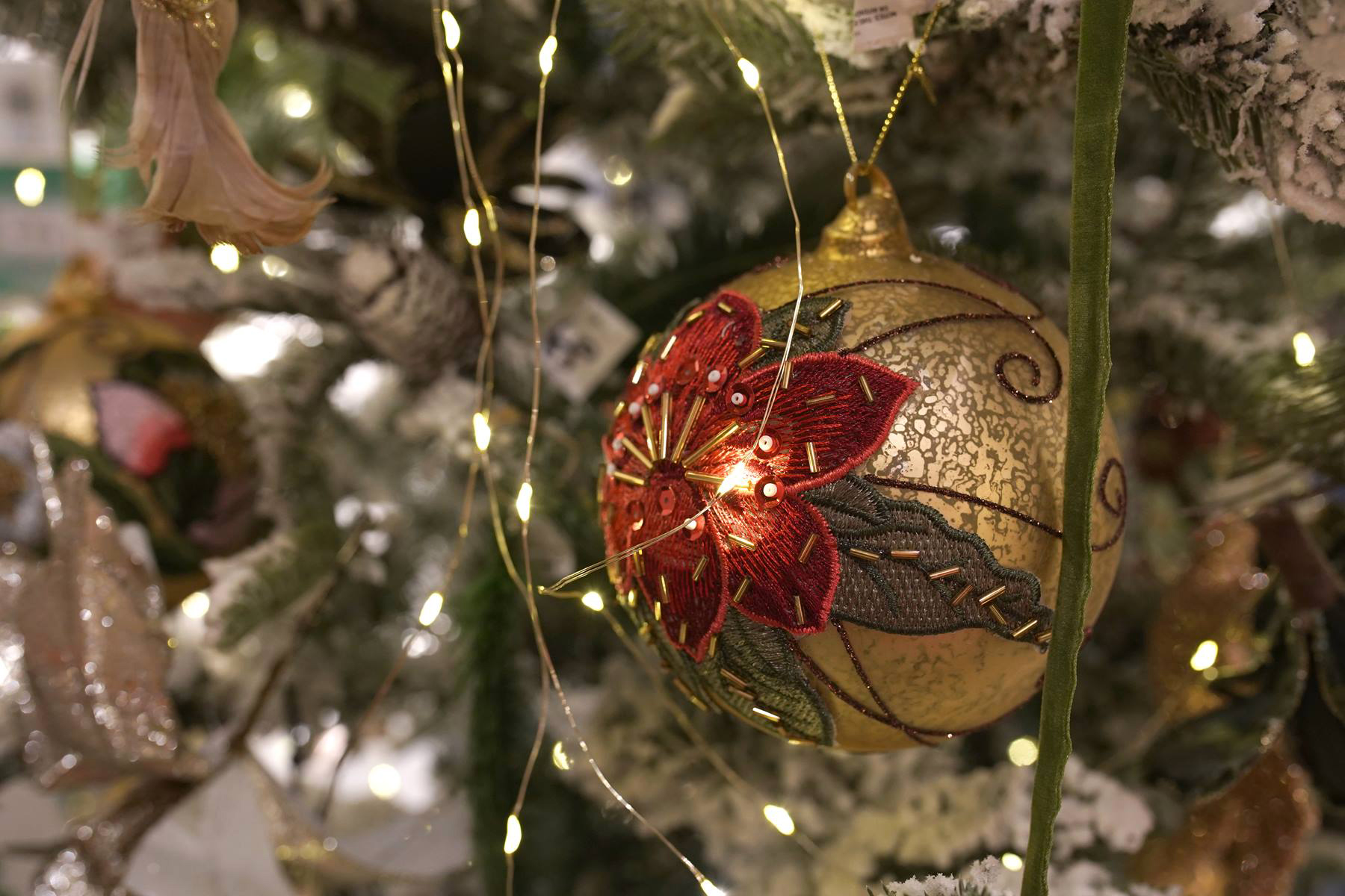 boules de noel doré brodée fleurs