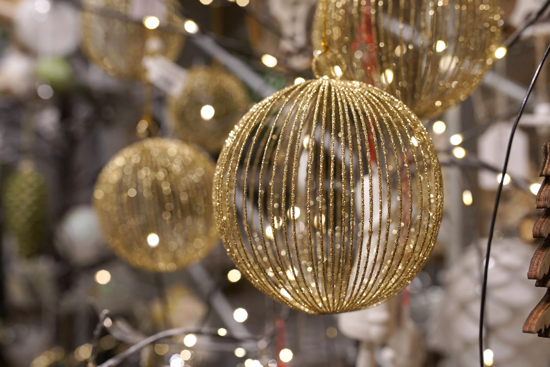 boules dorées et paillettes or decoration noel montpellier